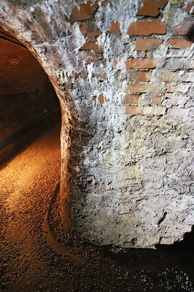 Recoaro-Terme_Luftschutztunnel-Knicke-Wasserrinnen